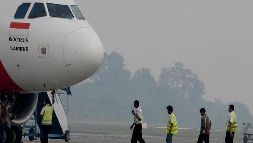 kabut-asap-di-bandara-sultan-syarif-kasim