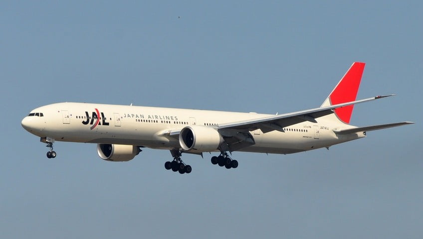 JAL B777