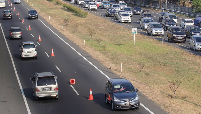 antrian kendaraan jalan tol