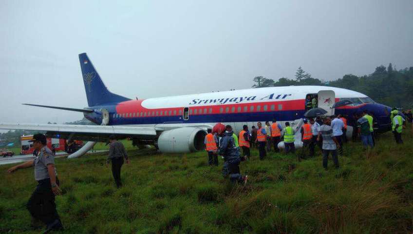  Pesawat  Sriwijaya  Air  Tergelincir di Bandara Manokwari 